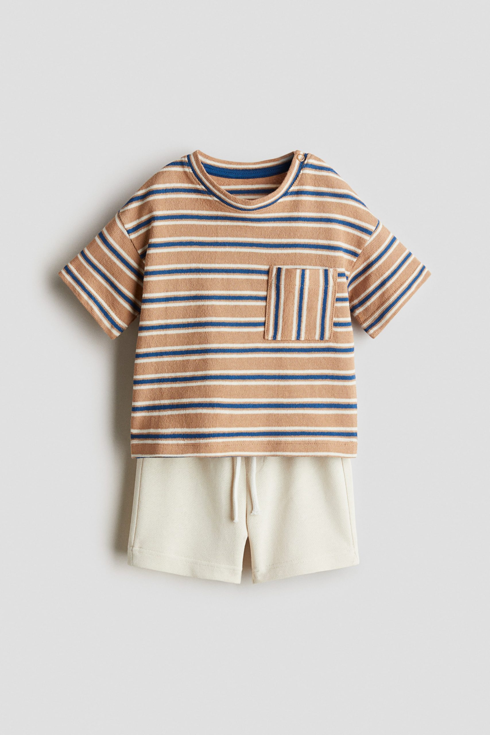 81b3c8c342734e083ceaa7abf213ddffbd00ed52.jpg 2-Piece T-Shirt and Sweatshirt Short Set