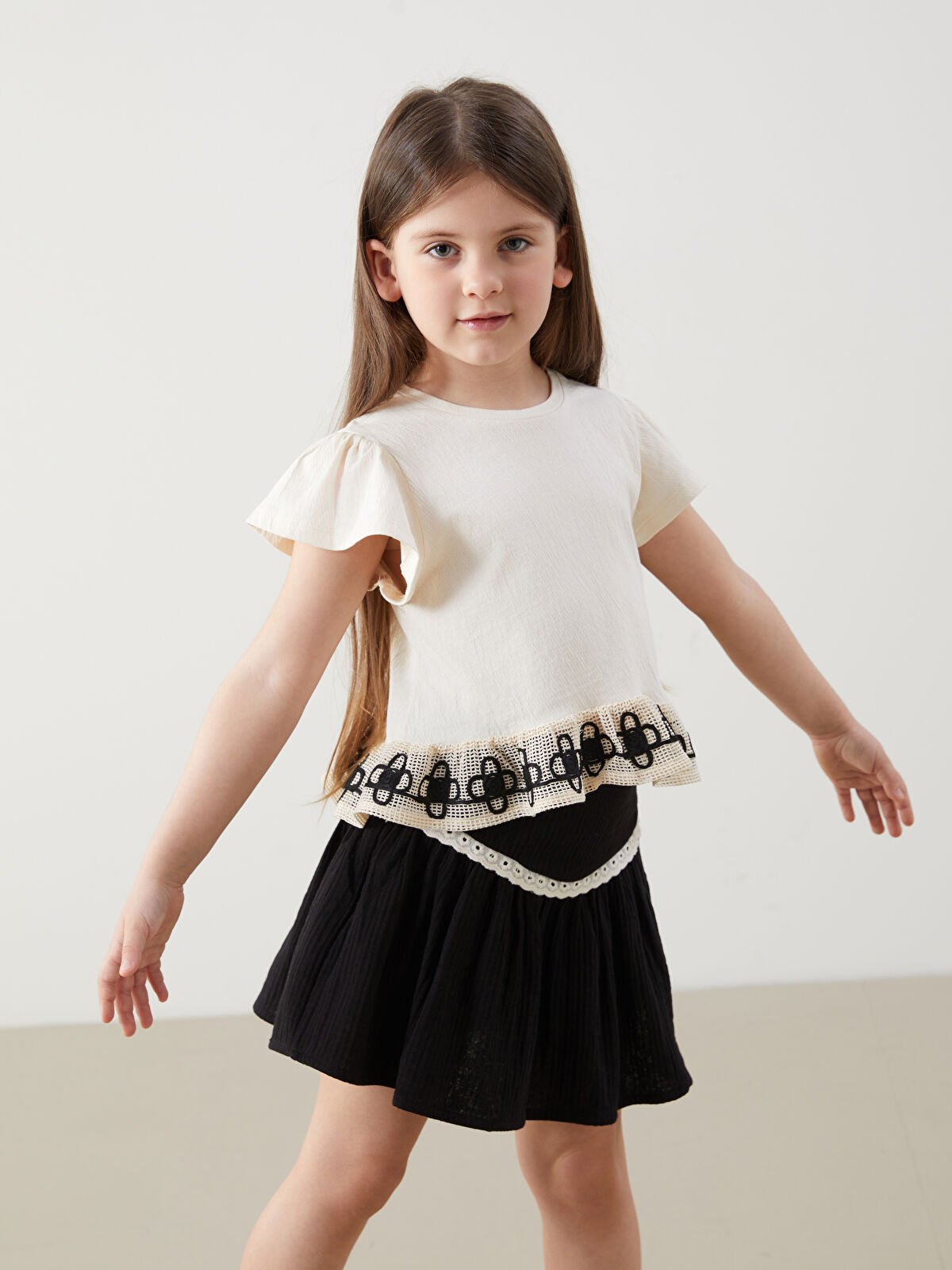 l_20251-s5i957z1-fdj-122-28_5.jpg LCW Kids Cream Embroidered Short Sleeve T-Shirt for Girls