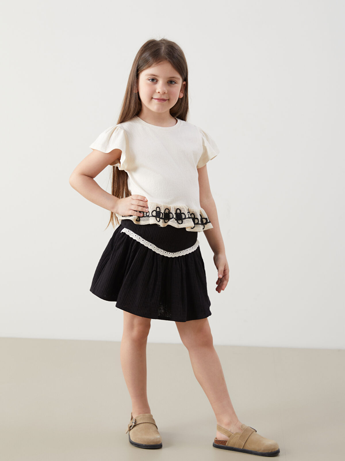 l_20251-s5i957z1-fdj-122-28_6.jpg LCW Kids Cream Embroidered Short Sleeve T-Shirt for Girls