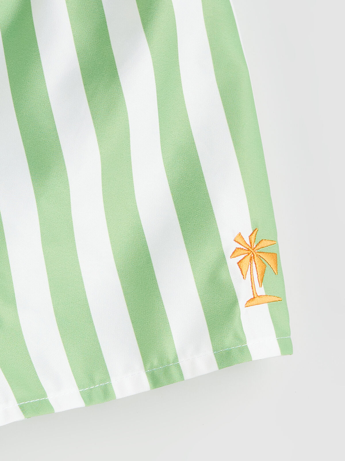 l_20251-s5p017z1-lfj_a1.jpg LCW Kids Green Striped Elastic Waist Swim Shorts for Boys